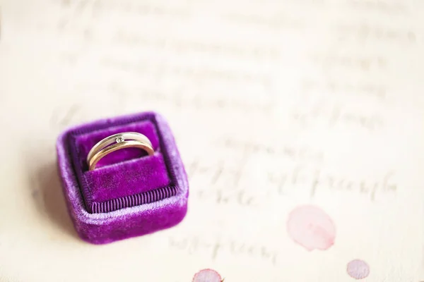 Invitaciones de boda y anillo vintage en la caja de terciopelo —  Fotos de Stock