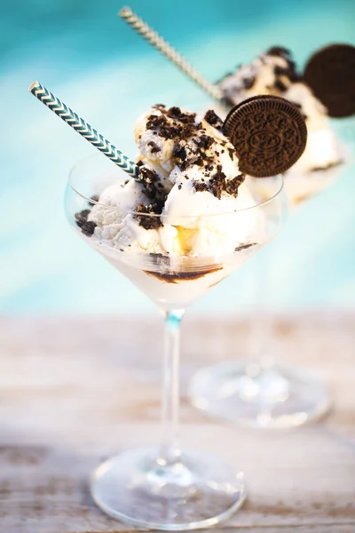 Мороженое с ванильным мороженым с шоколадным соусом и печеньем — стоковое фото