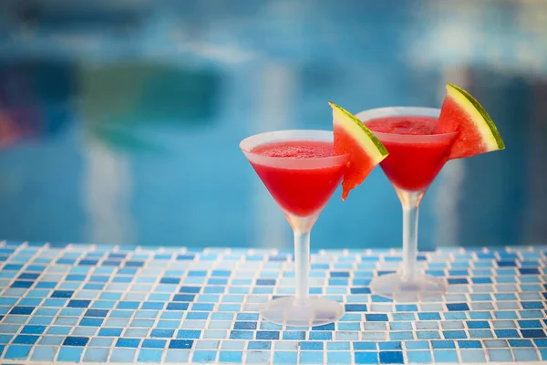 Brýle koktejl plátky melounu u bazénu — Stock fotografie