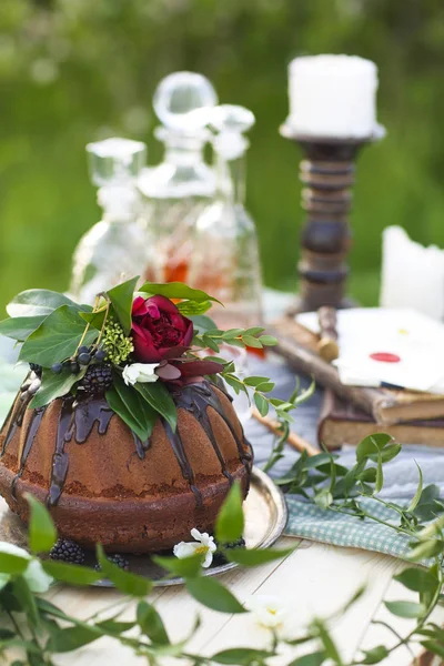 Шоколадный торт украшен цветами — стоковое фото