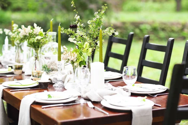 Decoração de mesa de casamento com vasos de cristal, flores e farelo de cereais — Fotografia de Stock
