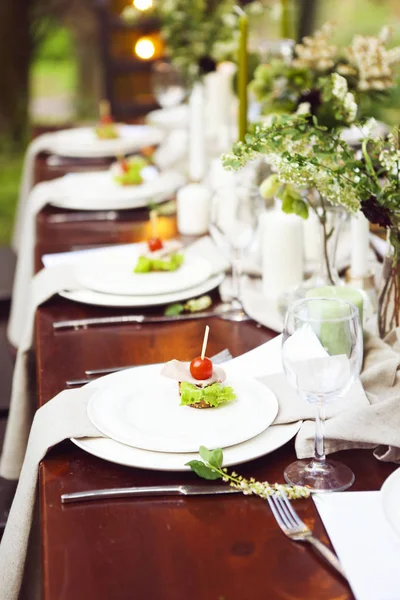 Decoratie voor bruiloft tabel met kristallen vazen, bloemen en appe — Stockfoto