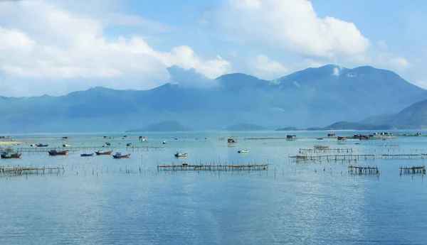 Bateaux de pêche en mer au Vietnam, Asie — Photo