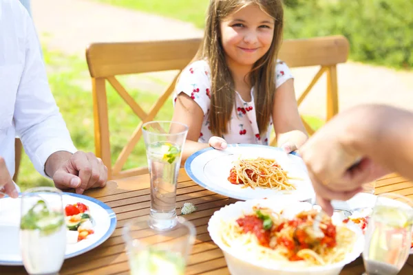 Jantar variedade de pratos italianos em mesa de madeira no jardim — Fotografia de Stock