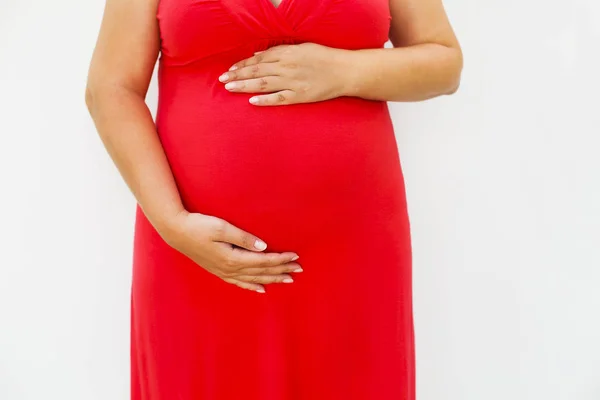 Beautiful pregnant woman relaxing outside in the park — Stock Photo, Image