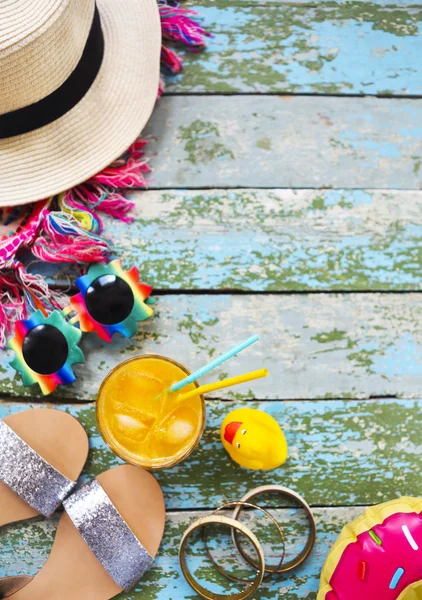 Mujer joven accesorios de vacaciones de verano —  Fotos de Stock