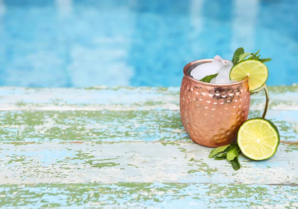 Natuurlijke zelfgemaakte limonade in cooper mok op rustieke houten backgro — Stockfoto