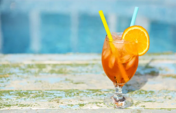 Glass of orange cocktail with slice of orange and straw — Stock Photo, Image