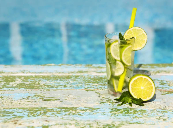 Lasit kotitekoista limonadia maalaismainen puinen tausta — kuvapankkivalokuva