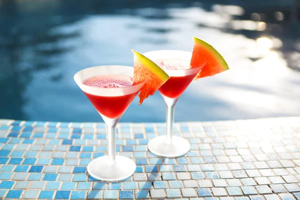 Glazen watermeloen cocktail bij het zwembad — Stockfoto