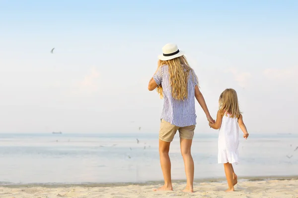 Mutlu anne ve kızı plajda. — Stok fotoğraf