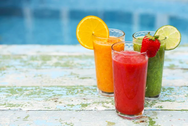 Sortiment av frukt och grönsaker smoothies hälsa eller detox dö — Stockfoto