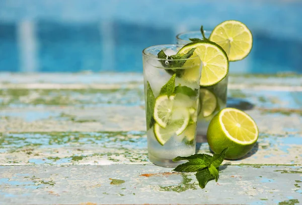 Lasit kotitekoista limonadia maalaismainen puinen tausta — kuvapankkivalokuva