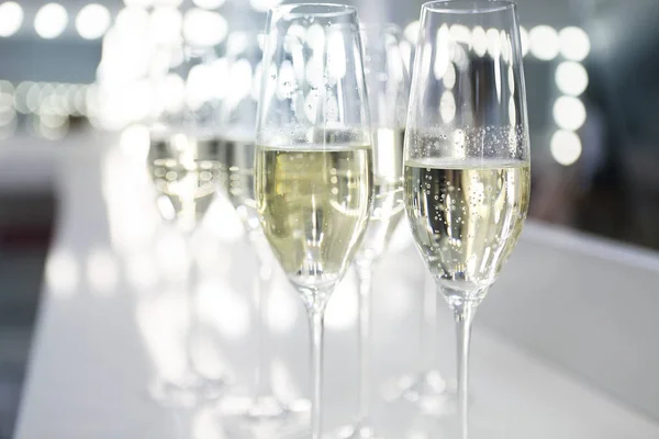 Champagneglas på vit bakgrund i starkt ljus — Stockfoto