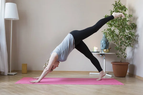Medelålders kvinna som gör yoga inomhus — Stockfoto