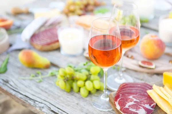 バラのワイン果実肉やチーズとのピクニック — ストック写真