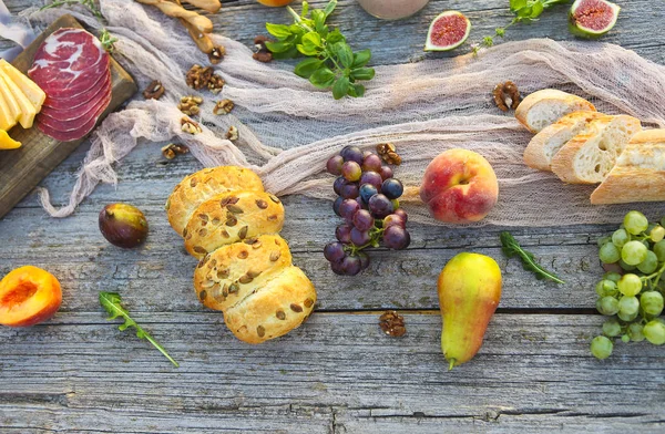 Еда на деревянном столе — стоковое фото