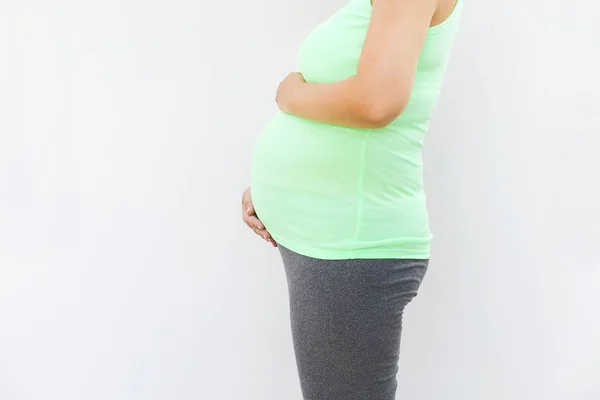 गर्भवती महिला हात तिच्या पोटाला स्पर्श — स्टॉक फोटो, इमेज