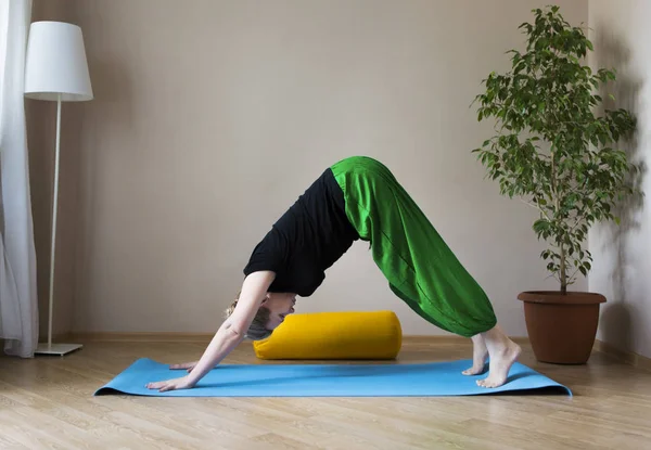 Žena středního věku dělá jógu uvnitř — Stock fotografie