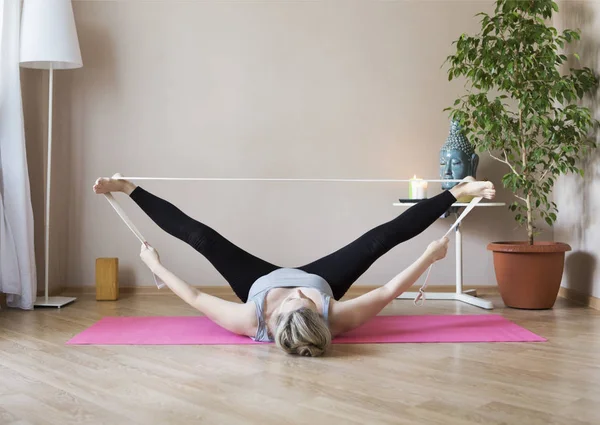 Orta yaşlı kadın evde yoga yapıyor. — Stok fotoğraf