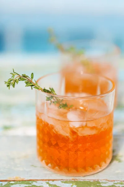 Alcohol cocktail op turkooizen achtergrond — Stockfoto