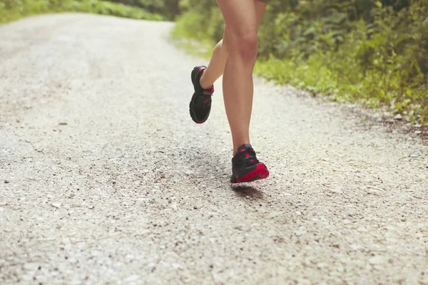 Jong fitness vrouw runner atleet hardlopen op de weg — Stockfoto