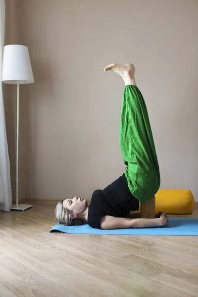 Orta yaşlı kadın evde yoga yapıyor. — Stok fotoğraf