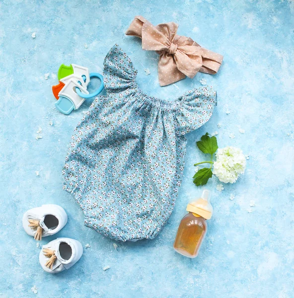 Petits accessoires enfant sur fond turquoise — Photo