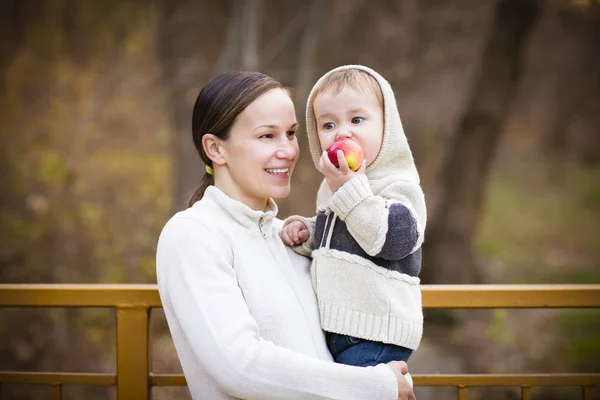 年轻的母亲和儿子在秋天的公园 — 图库照片