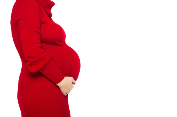 Feliz jovem grávida em vestido vermelho tocando sua barriga — Fotografia de Stock