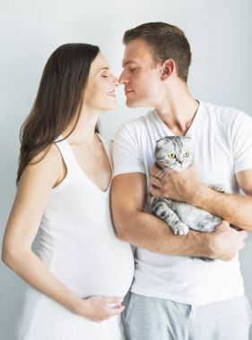 Genç adam hamile kadın ve kapalı kedi