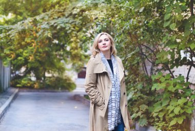 Orta yaş kadın şehir ve gülümsüyor gider. Mutluluk con