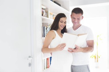 Genç adam ve çok hamile kadın okuma kitabı kapalı