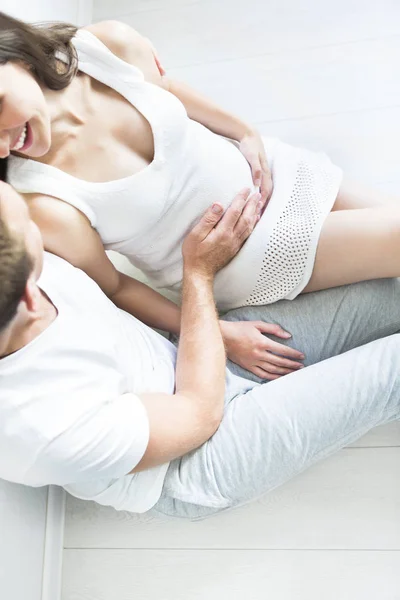 Bovenaanzicht van de jonge man en mooie zwangere vrouw — Stockfoto