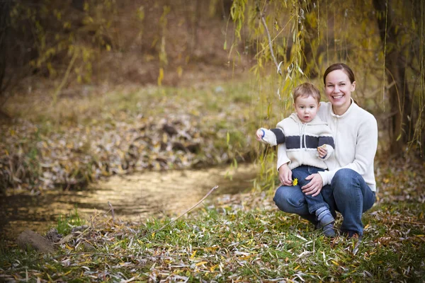 年轻的母亲和儿子在秋天的公园 — 图库照片