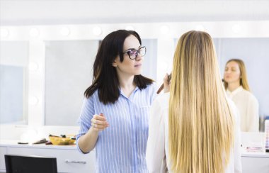 Genç Makyaj Sanatçısı Güzel Modeli Yeniliyor