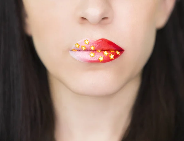 Modelo chica con maquillaje brillante y labios rojos — Foto de Stock