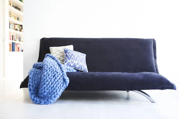Moderno soggiorno interno in bianco e blu — Foto Stock
