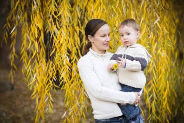 Genç anne ile oğlu sonbahar Park