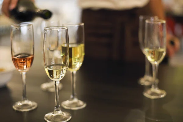 Champagneglazen. Wijn proeven in het restaurant — Stockfoto