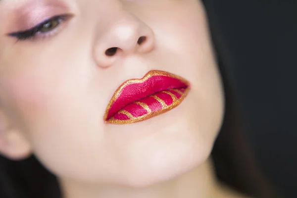 Μοντέλο κορίτσι φωτεινό μακιγιάζ με κόκκινα χείλη — Φωτογραφία Αρχείου