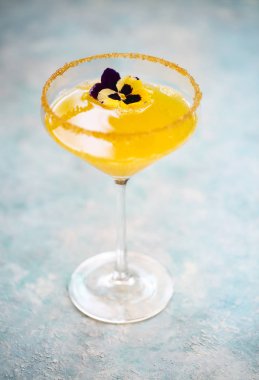 Turkuaz arka planda alkollü kokteyller