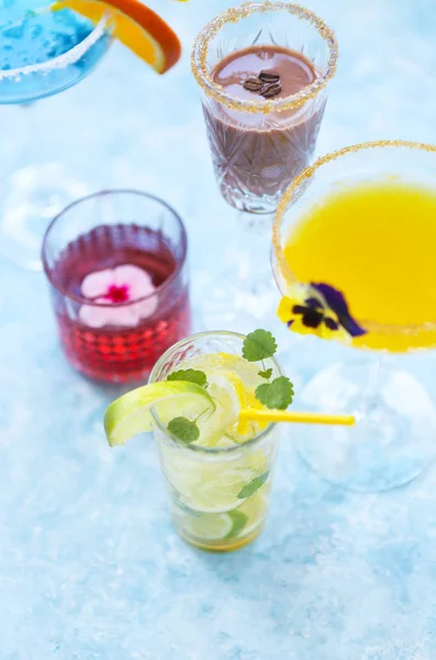 Alcohol cocktails on the turquoise background — Stock Photo, Image