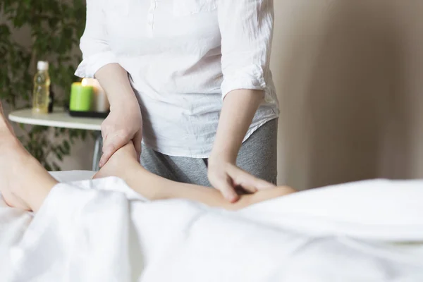 Fußmassage-Behandlung im asiatischen Wellness-Salon — Stockfoto