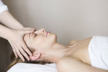 Kaplıca salonunda yüz masajı ya da güzellik tedavisi