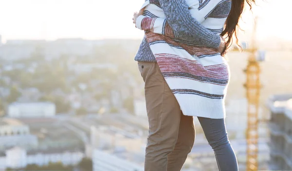 Joven hombre y mujer abrazan al aire libre en la puesta de sol de otoño —  Fotos de Stock