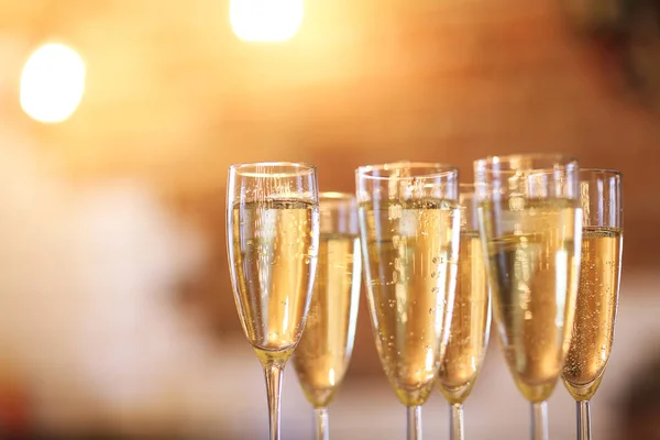Copos de champanhe em fundo dourado. Conceito de partido — Fotografia de Stock