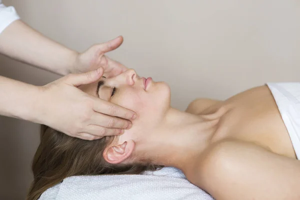 Masaje facial o tratamiento de belleza en el salón de spa —  Fotos de Stock