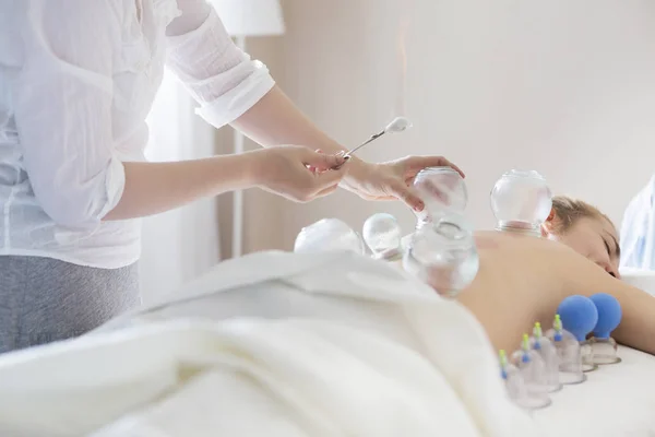 Jeune femme en traitement à la clinique médicale — Photo