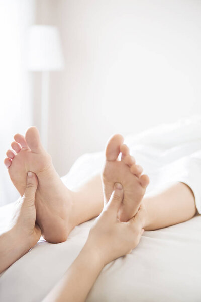 Массаж ног в азиатском спа-салоне
